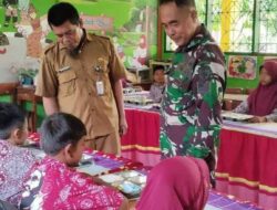 Babinsa Desa Mattirotasi Dukung Program Makan Gratis di UPT SD Negeri 1 Arawa