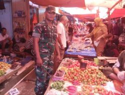 TNI Jaga Stabilitas Ekonomi Sidrap, Babinsa Pantau Harga di Pasar Rappang