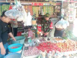 Antisipasi Lonjakan Harga, Babinsa Sidrap Lakukan Pemantauan Berkala di Pasar Tanru tedong