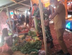 Babinsa Ramil 1420-07/Baranti Pantau Harga Sembako di Pasar Manisa, Pastikan Stabilitas Jelang Hari Besar