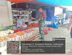 Blusukan ke Pasar Amparita, Babinsa Pajalele Pastikan Harga Sembako Stabil dan Stok Aman!