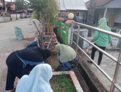 Cegah Banjir dan Wabah Penyakit, Babinsa Desa Polewali Bersama Warga Bersihkan Saluran Air