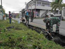 Babinsa Koramil 1420-03/Maritengngae Kerja Bakti Bersihkan Saluran Air Tersumbat