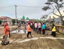 Sampah Berserakan, Anggota Koramil 1420-04/Watang Pulu Ajak Elemen Masyarakat Bersihkan PasarTradisional Lawawoi