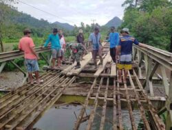 Babinsa Koramil 1420-05/Dua Pitue Bersama Warga Gotong Royong Perbaiki Jembatan
