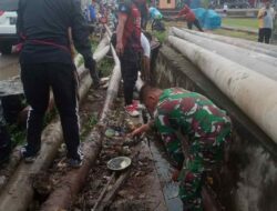 Babinsa Tanru Tedong Gotong Royong Bersihkan Saluran Air, Bukti Nyata TNI Selalu Hadir Untuk Rakyat