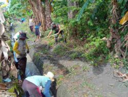 Babinsa Bersama Staf Kecamatan, anggota Polsek, staf Desa dan anggota Kelompok Tani melaksanakan karya bakti pembersihan saluran air.