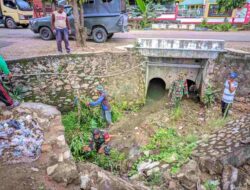 Plt. Danramil 1420-02/Tellu Limpoe Pimpin Karya Bhakti Bersama Staf Kelurahan