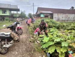 Babinaa Koramil 1420-04/Watang Pulu Gelar Karya Bakti Pembersihan Saluran Air Bersama Warga Demi Cegah Banjir