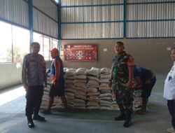 Babinsa Kodim 1420/Sidrap Kawal Distribusi 6.586 Sak Beras CPP