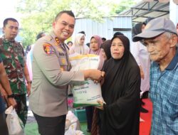 Kapolres Sidrap Bersama Muspida Salurkan Bantuan Pangan Beras Kepada 153 Warga