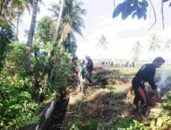 Sambut HUT RI ke-80, Babinsa dan Warga Desa Passeno Gotong Royong Bersihkan Saluran Air dan Lapangan
