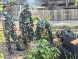 Hijaukan Desa Mojong, Bati Tuud Koramil 03/Maritengngae Bersama Warga Tanam Pohon