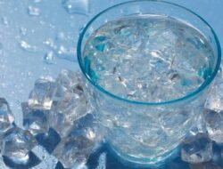 Benarkah Minum Air Es Berbahaya? Ini Penjelasan Medisnya