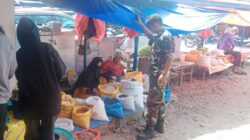 Babinsa Kelurahan Baula Koramil 02/Tellu Limpoe Pantau Ketersediaan dan Harga Bahan Pokok di Pasar Sentral Amparita