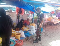 Babinsa Kelurahan Baula Koramil 02/Tellu Limpoe Pantau Ketersediaan dan Harga Bahan Pokok di Pasar Sentral Amparita