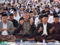 Dandim 1420/Sidrap dan Ketua Persit KCK Cab. XLIV Ikuti Sholat Idul Fitri Tingkat Kabupaten Sidrap di Stadion Ganggawa