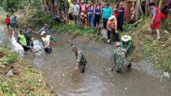 Peduli Lingkungan, Koramil 01/Panca Lautang Bersama Masyarakat Bersihkan Irigasi Bilokka