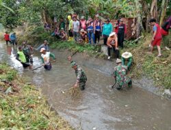 Peduli Lingkungan, Koramil 01/Panca Lautang Bersama Masyarakat Bersihkan Irigasi Bilokka
