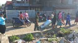 Cegah Sarang Nyamuk dan Lancarkan Aliran Air, Babinsa Tellu Limpoe Gelar Karya Bakti Bersama Warga