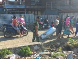 Cegah Sarang Nyamuk dan Lancarkan Aliran Air, Babinsa Tellu Limpoe Gelar Karya Bakti Bersama Warga