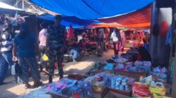 Pastikan Stok Aman, Babinsa Koramil 1420-01 Pantau Harga Sembako di Pasar Sentral Bilokka