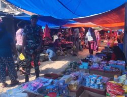 Pastikan Stok Aman, Babinsa Koramil 1420-01 Pantau Harga Sembako di Pasar Sentral Bilokka