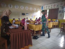 Babinsa Jajaran Kodim 1420/Sidrap Kawal Pendistribusian Makan Bergizi Gratis Secara Serentak