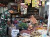 Pantau Harga Sembako, Babinsa Koramil 05/Duapitue Cek Pasar Sentral Tanrutedong