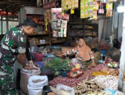 Pantau Harga Sembako, Babinsa Koramil 05/Duapitue Cek Pasar Sentral Tanrutedong