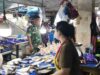 Jamin Stabilitas Harga Pangan, Babinsa Koramil 1420-03/Maritengngae Pantau Pasar Sentral Pangkajene
