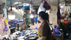 Jamin Stabilitas Harga Pangan, Babinsa Koramil 1420-03/Maritengngae Pantau Pasar Sentral Pangkajene
