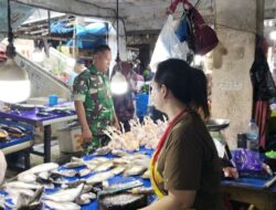Jamin Stabilitas Harga Pangan, Babinsa Koramil 1420-03/Maritengngae Pantau Pasar Sentral Pangkajene