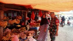 Pantau Harga Sembako, Serka Sahniawan Dani Cek Pasar Sentral Rappang