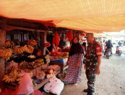 Pantau Harga Sembako, Serka Sahniawan Dani Cek Pasar Sentral Rappang