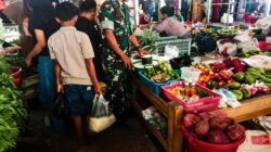 Pantau Stok dan Harga Sembako, Serda Syamsuardi Cek Pasar Tradisional Lawawoi