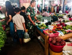 Pantau Stok dan Harga Sembako, Serda Syamsuardi Cek Pasar Tradisional Lawawoi